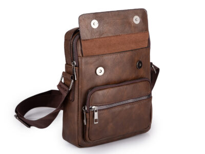 Średniej wielkości torba męska na ramię typu listonoszka w kolorze ciemnobrązowym - obrazek 3