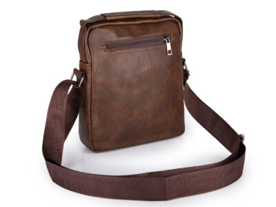 Średniej wielkości torba męska na ramię typu listonoszka w kolorze ciemnobrązowym - obrazek 2
