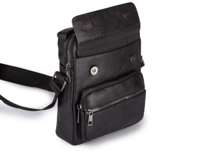 Średniej wielkości torba męska na ramię typu listonoszka w kolorze czarnym - obrazek 2