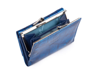 Lakierowany, średni portfel damski niebieski w motylki, zapinany na bigiel - obrazek 5