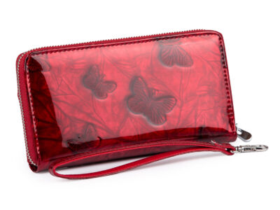 Duży czerwony portfel damski lakierowany w motylki zapinany dookoła na suwak z paskiem na rękę - obrazek 2
