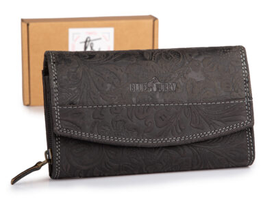 Poziomy portfel damski czarny z zamszowej skóry naturalnej z tłoczeniem w kwiaty