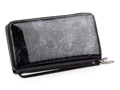 Duży czarny portfel damski lakierowany w motylki zapinany dookoła na suwak z paskiem na rękę - obrazek 2