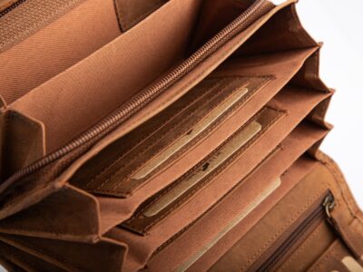 Poziomy portfel damski jasnobrązowy z zamszowej skóry naturalnej z tłoczeniem w kwiaty - obrazek 6