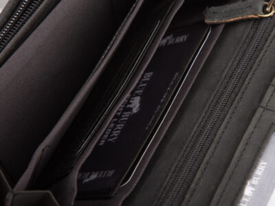 Poziomy portfel damski czarny z zamszowej skóry naturalnej z tłoczeniem w kwiaty - obrazek 5