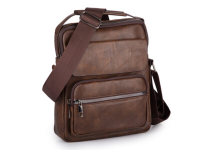 Średniej wielkości torba męska na ramię typu listonoszka w kolorze ciemnobrązowym