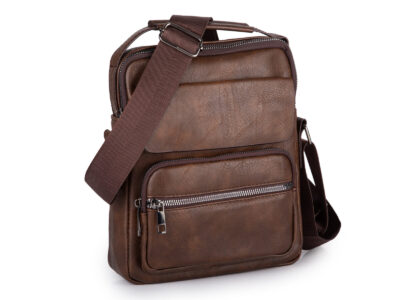 Średniej wielkości torba męska na ramię typu listonoszka w kolorze ciemnobrązowym