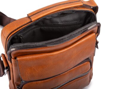 Średniej wielkości torba męska na ramię typu listonoszka w kolorze jasnobrązowym - obrazek 5