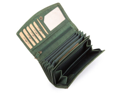 Poziomy portfel damski zielony z zamszowej skóry naturalnej z tłoczeniem w kwiaty - obrazek 2