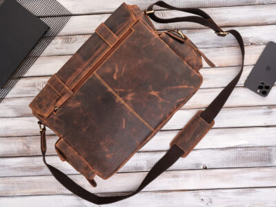 Duża brązowa torba męska na ramię ze skóry naturalnej w stylu vintage A4 z kieszenią na laptopa - obrazek 3