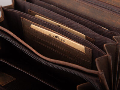 Poziomy portfel damski ciemnobrązowy z zamszowej skóry naturalnej z tłoczeniem w kwiaty - obrazek 5