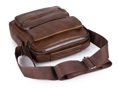 Średniej wielkości torba męska na ramię typu listonoszka w kolorze ciemnobrązowym - obrazek 4