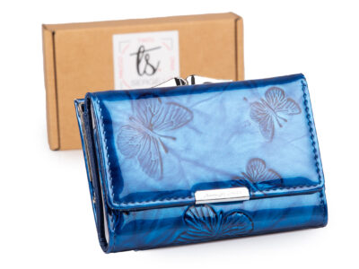 Lakierowany, średni portfel damski niebieski w motylki, zapinany na bigiel