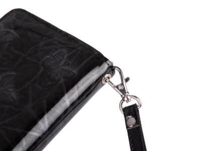 Duży czarny portfel damski lakierowany w motylki zapinany dookoła na suwak z paskiem na rękę - obrazek 3