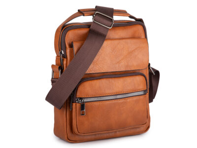 Średniej wielkości torba męska na ramię typu listonoszka w kolorze jasnobrązowym