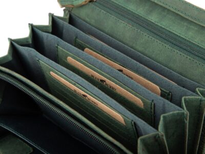 Poziomy portfel damski zielony z zamszowej skóry naturalnej z tłoczeniem w kwiaty - obrazek 5