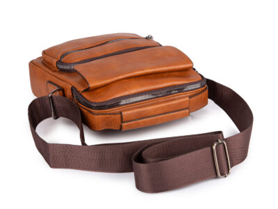 Średniej wielkości torba męska na ramię typu listonoszka w kolorze jasnobrązowym - obrazek 4