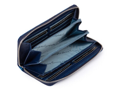 Duży niebieski portfel damski lakierowany w motylki zapinany dookoła na suwak z paskiem na rękę - obrazek 5