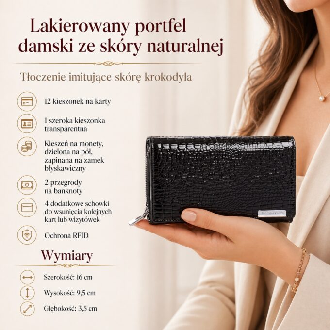 Czarny lakierowany portfel damski w dłoni, zamknięty, z tłoczeniem krokodyla, detal przodu