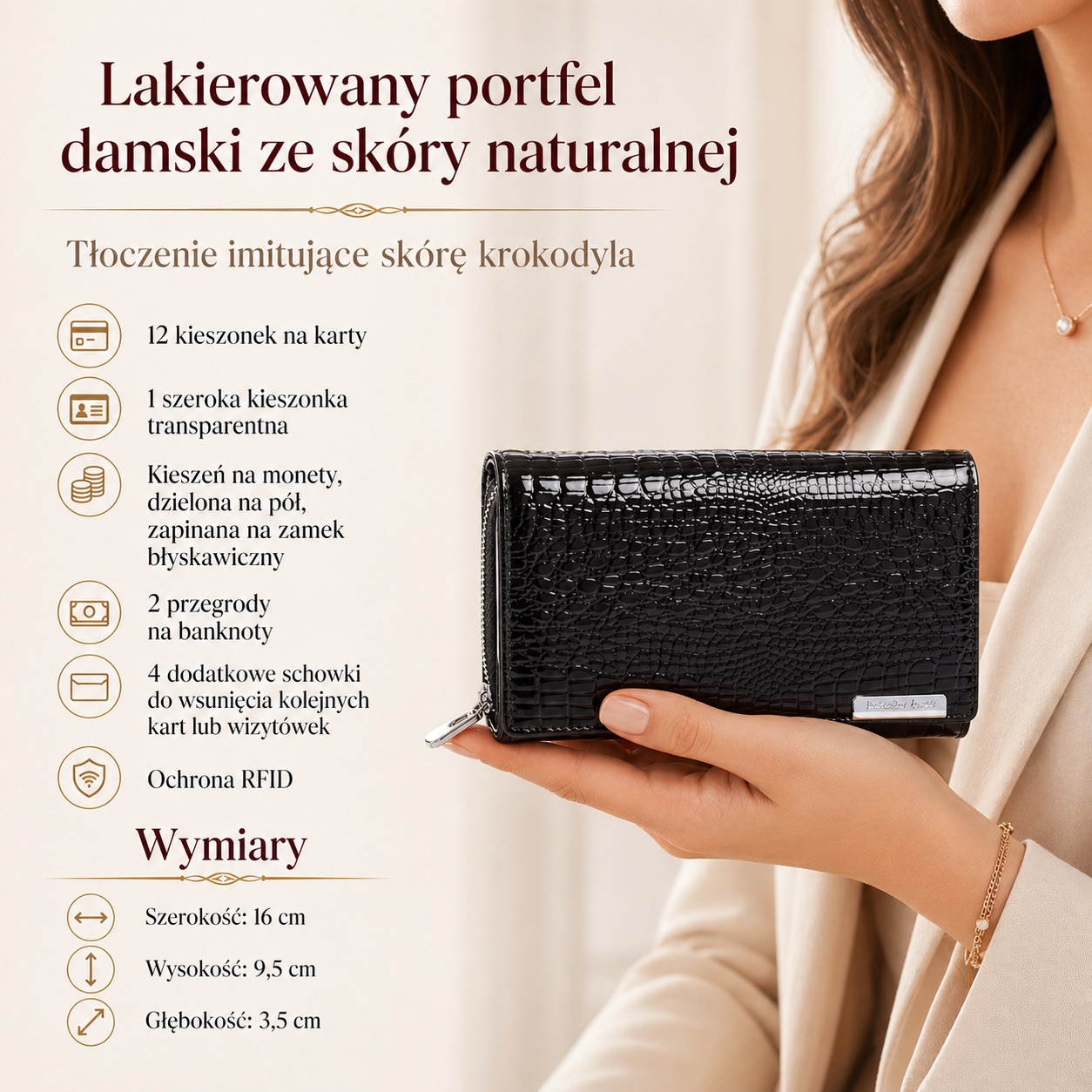 Czarny lakierowany portfel damski w dłoni, zamknięty, z tłoczeniem krokodyla, detal przodu